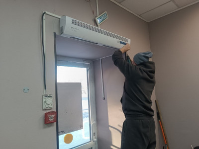 Компания «Буран» в Кемерово выполнила монтаж тепловой завесы и потолочного инфракрасного обогревателя Дзержинского, 21