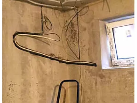 Фреоновая магистраль в монолитной стене