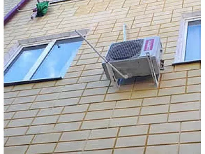 Внешний блок кондиционера на уровне третьего этажа