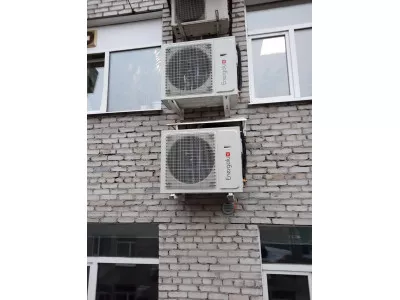 Напольно-потолочный кондиционер в интерьере квартиры или офиса.
