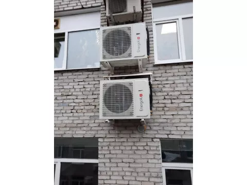 Напольно-потолочный кондиционер в интерьере квартиры или офиса.