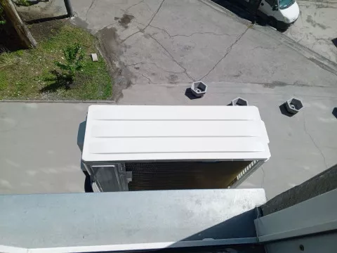Установка кондиционера в квартире у Дмитрия: Сплит-система Energolux чёрного цвета