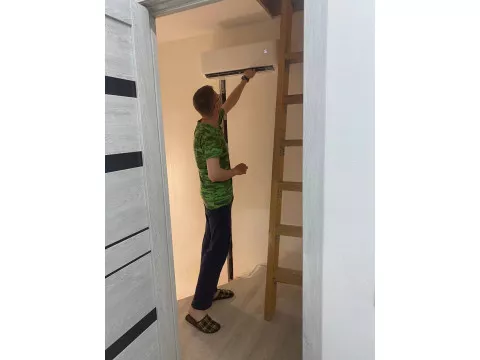 Монтаж нестандартный: трассу тянули со 2 этажа через пол в ванную и по потолку гостиной комнаты.