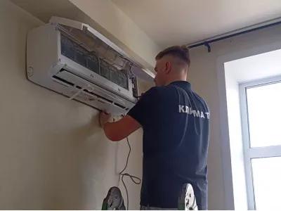 Установка кондиционера Funai RAC-I-SG25HP.D02 на улице Котовского в Новосибирске – пример профессионального монтажа