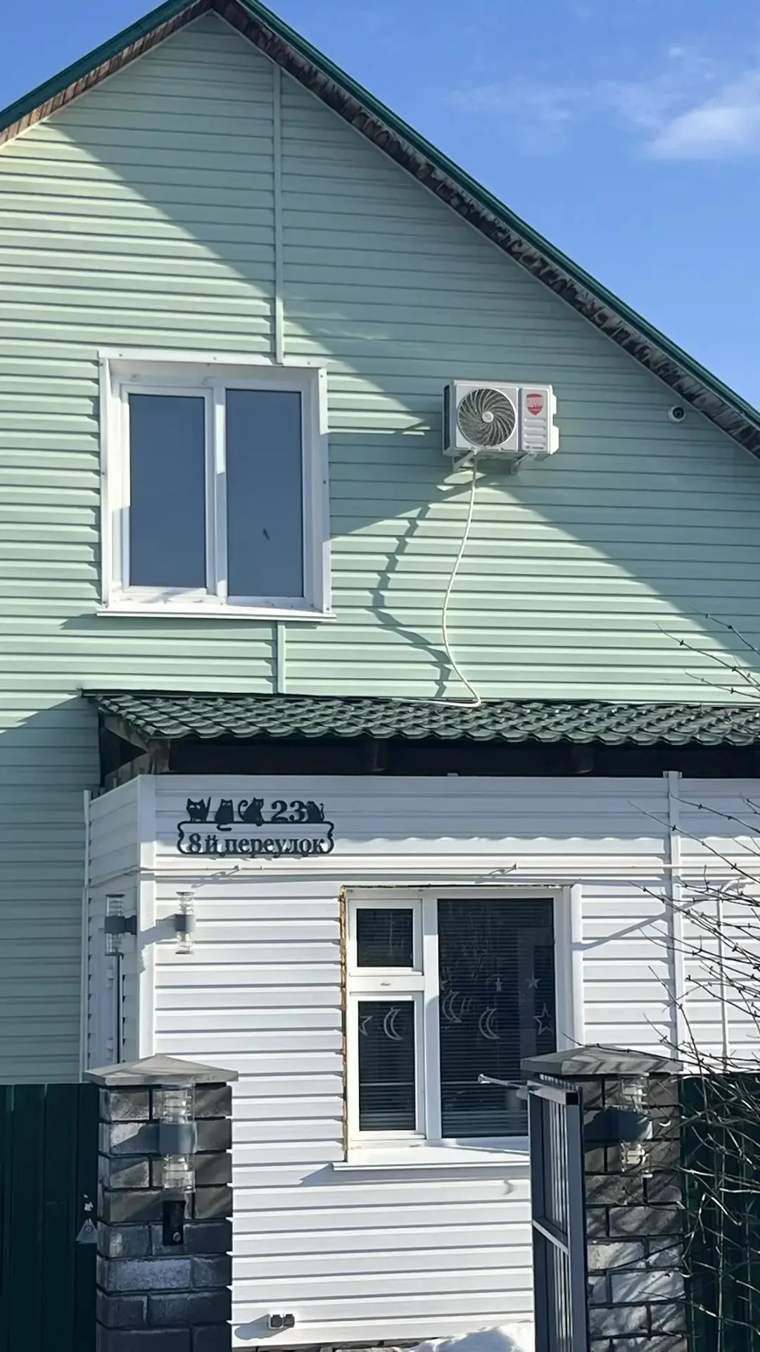 Установка наружного блока кондиционера Royal Thermo на фасаде дома