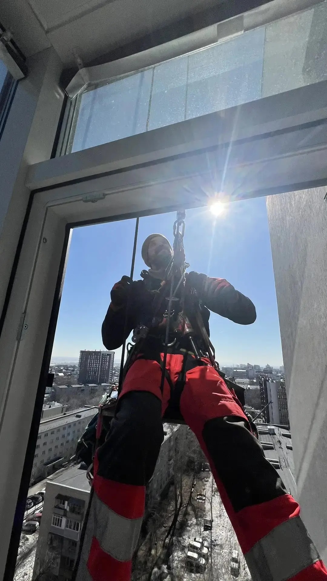 Монтаж наружного блока кондиционера альпинистом